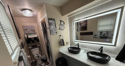 Cozy 2 bedroom home located near local tourist attractions and shopping.