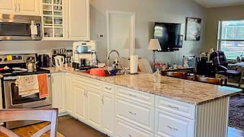 Geladeira, micro-ondas, fogão, cooktop