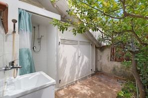 Dusche, Haartrockner, Handtücher