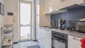 Frigorifero, forno, piano cottura, macchina per tè/caffè