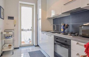 Fridge, oven, stovetop, coffee/tea maker