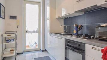 Fridge, oven, stovetop, coffee/tea maker
