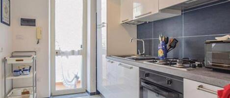 Kjøleskap, ovn, kokeplater og kaffetrakter/tekoker