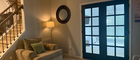 Una Smart TV, una chimenea, una oficina