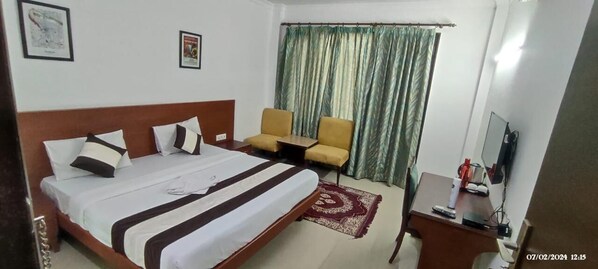Deluxe Double Room, Balcony | Desk, laptop workspace, free WiFi