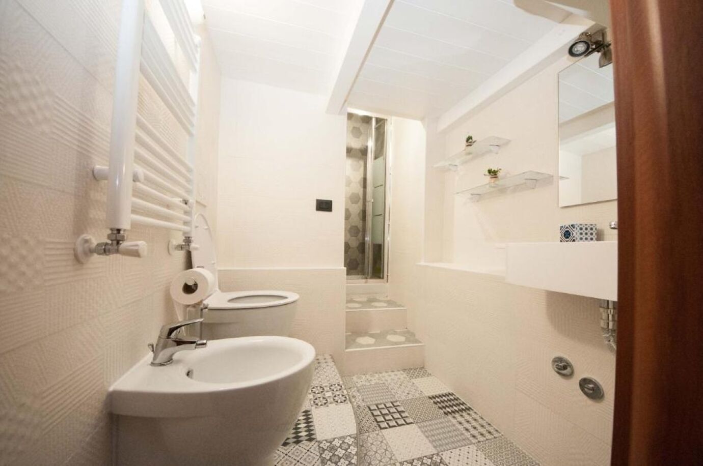 Dusche, Bidet, Handtücher, Seife