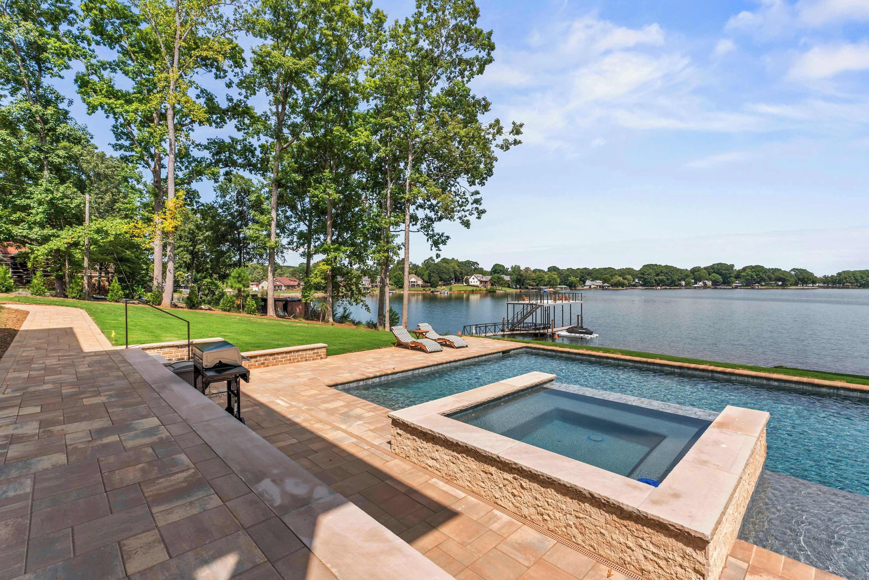 Hồ bơi ngoài trời, ghế dài tắm nắng 