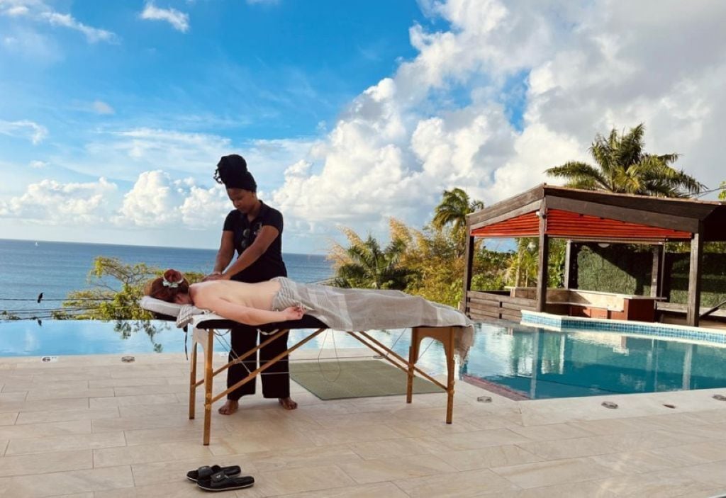 Massages aux pierres chaudes, massages des tissus profonds, massages