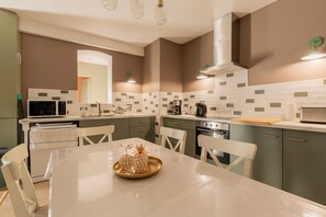 Fridge, microwave, oven, stovetop - Holiday Home 'La Pause Picarde - Baie De Somme' with Private Terrace, Shared Garden and Wi-Fi (Franleu)