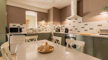 Frigorífico, microondas, horno y placa de cocina