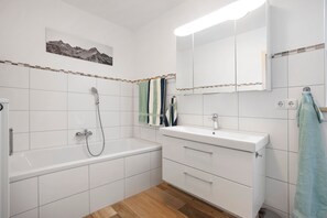Dusche, Haartrockner, Handtücher