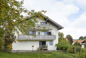 Un bâtiment à deux étages doté d’un balcon, d’une porte et d’une fenêtre.