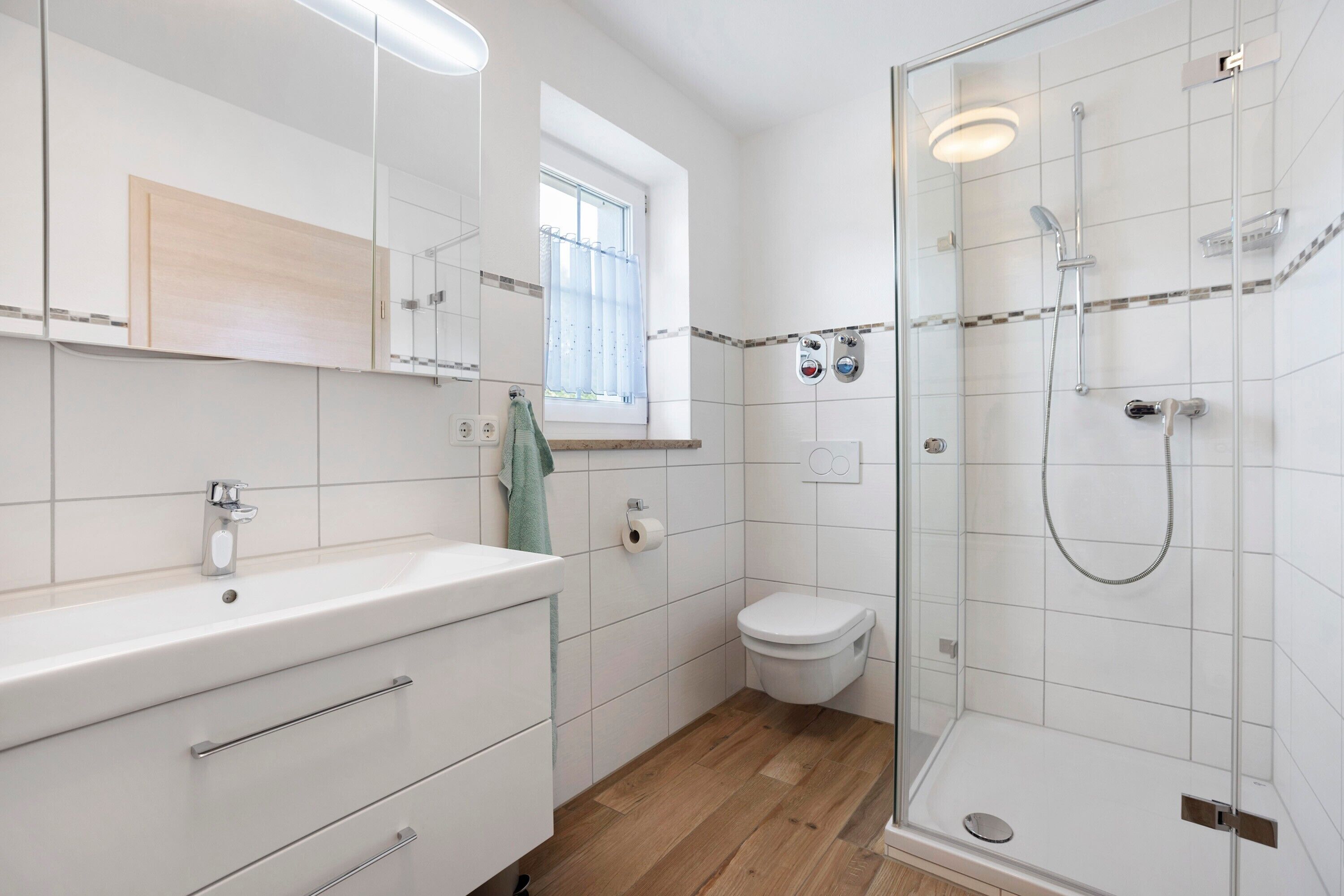 Dusche, Haartrockner, Handtücher