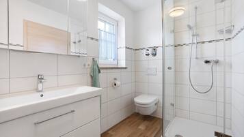 Dusche, Haartrockner, Handtücher