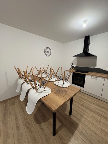 Chambre avec salle de bain et toilette dans appartement de collocation, cuisine