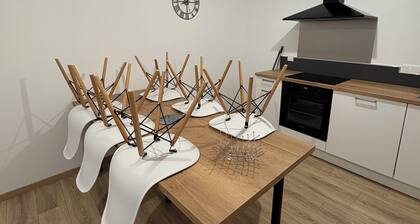 Chambre avec salle de bain et toilette dans appartement de collocation, cuisine