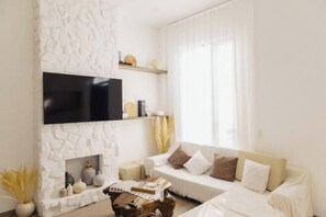Living area - THE ARIX House & Studio (Dalat)