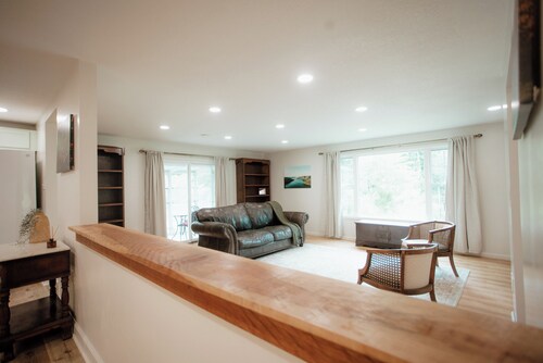 Charming 3-bedroom cottage on the creek with AC