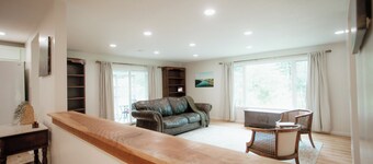 Charming 3-bedroom cottage on the creek with AC