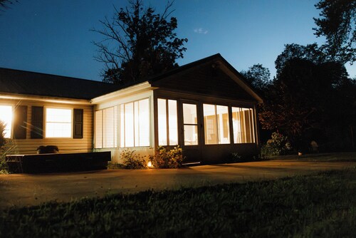 Charming 3-bedroom cottage on the creek with AC