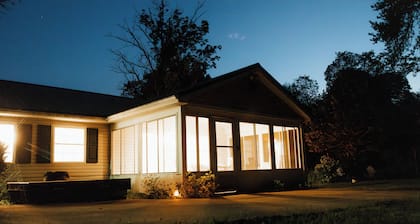 Charming 3-bedroom cottage on the creek with AC