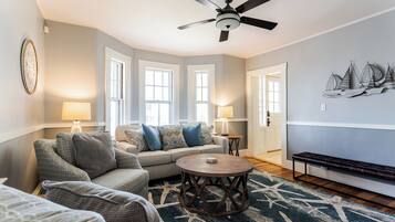 Una Smart TV, una chimenea