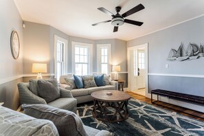 Una Smart TV, una chimenea