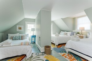 8 makuuhuonetta, työpöytä, silitysrauta/-lauta, vauvan matkasänky