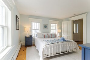 8 bedrooms, desk, iron/ironing board, travel cot