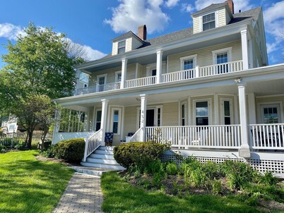 Walk to the beach - Beautiful home in York Harbor!