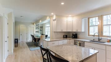 JÀÀkaappi, mikroaaltouuni, uuni, liesi