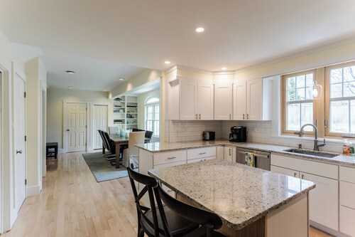 Walk to the beach - Beautiful home in York Harbor!