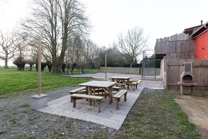 Outdoor dining - Holiday Home 'La Pause Picarde - Baie De' with Private Terrace, Shared Garden and Wi-Fi (Franleu)