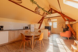 Dining - Holiday Home 'La Pause Picarde - Baie De' with Private Terrace, Shared Garden and Wi-Fi (Franleu)