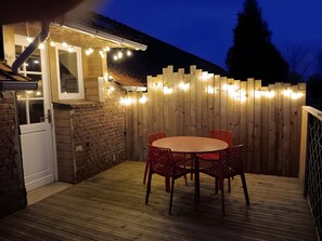 Outdoor dining - Holiday Home 'La Pause Picarde - Baie De' with Private Terrace, Shared Garden and Wi-Fi (Franleu)