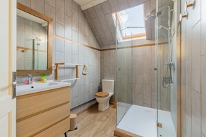 Ducha, artículos de tocador gratuitos, secador de pelo, toallas
