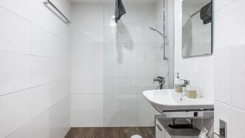 Dusche, Haartrockner, Handtücher