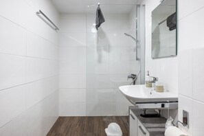Douche, sèche-cheveux, serviettes fournies