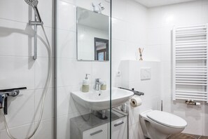 Douche, sèche-cheveux, serviettes fournies