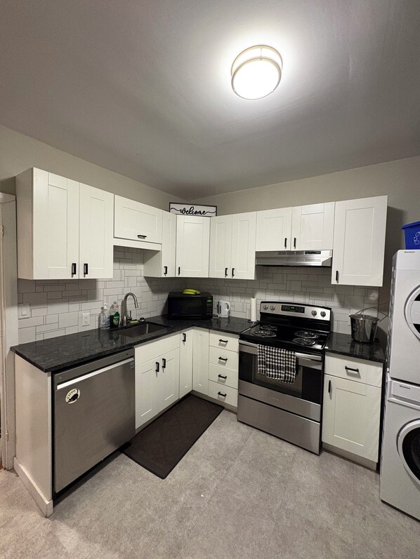 Oven, stovetop - Steps from KGH, Queen's U and the Pier! (Kingston)