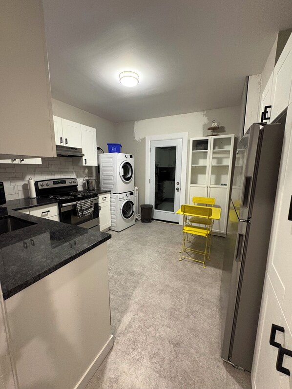 Interior - Steps from KGH, Queen's U and the Pier! (Kingston)