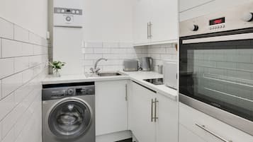 Frigorífico, microondas, horno y placa de cocina