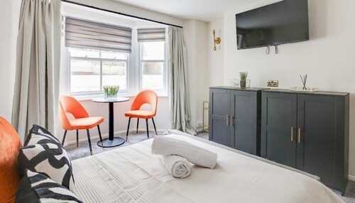 New! Modern & Sunny Studio City Centre Nr High Street by Luxiety Stays