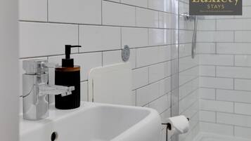 Ducha, secador de pelo, toallas y jabón