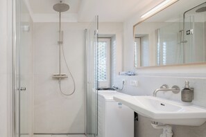 Dusche, Haartrockner, Handtücher, Seife