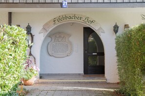 تفاصيل الفندق من الخارج