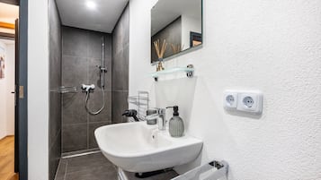 Dusche, Haartrockner, Handtücher