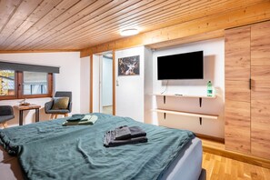 1 bedroom, WiFi, bed sheets - Room '4 - Cozy Attic' with Wi-Fi (Fieberbrunn)