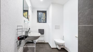 Suihku, hiustenkuivaaja, pyyhkeet