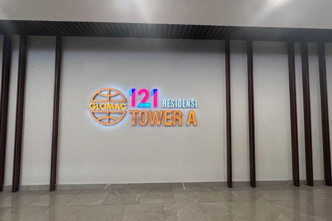 A sign for 'Glomac Tower A' with '121 Residensi' indicating the number of units.